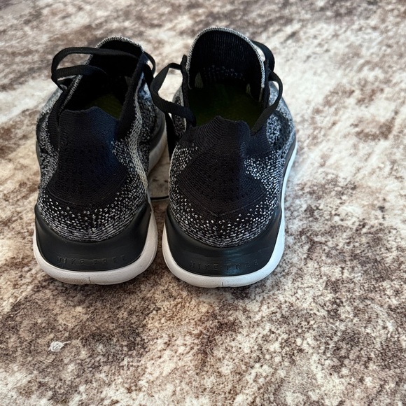 Nike fly knit Black and Gray Knit Running Shoes - Picture 3 of 6